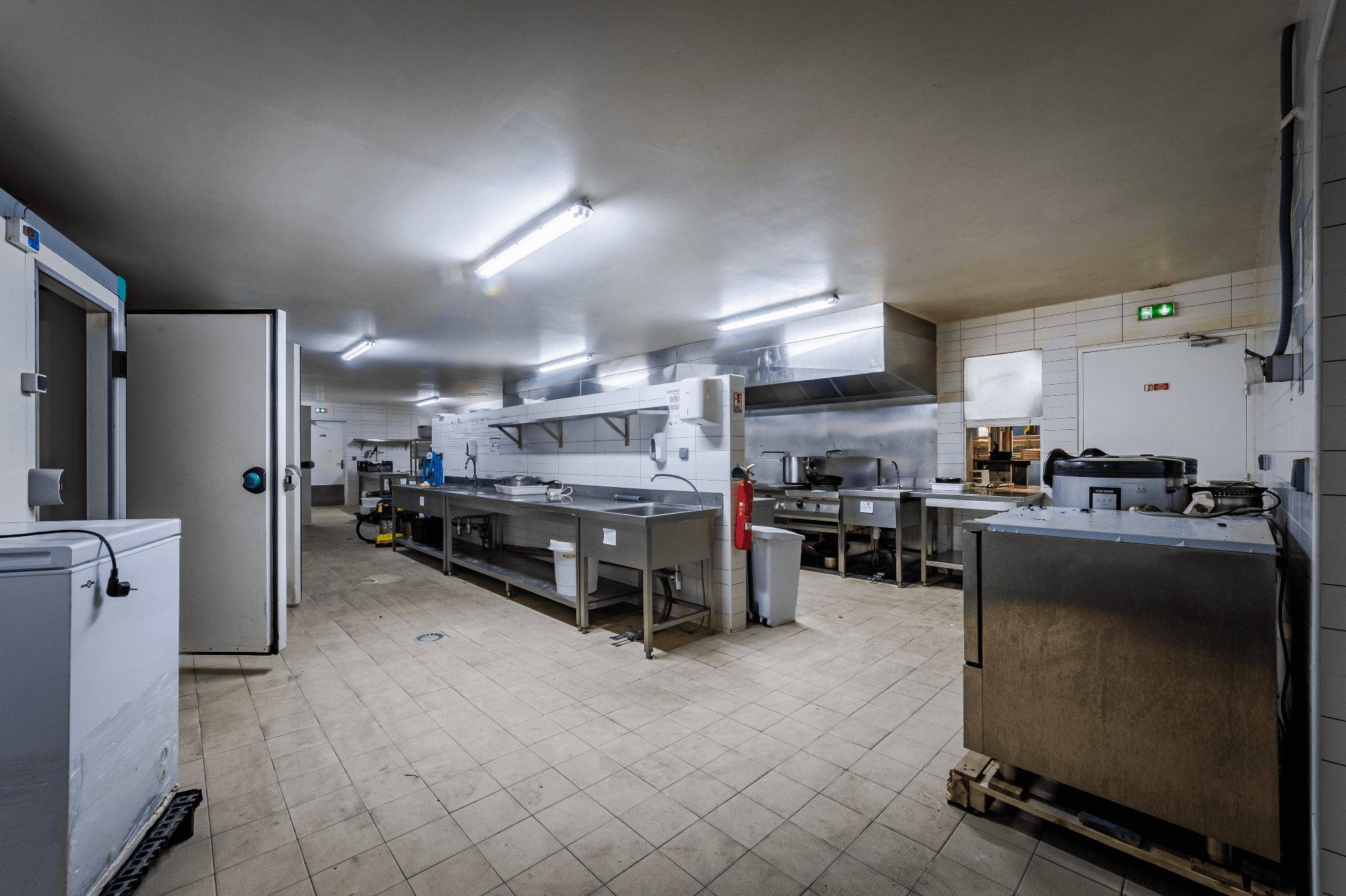 Local commercial 1000m2 Saint-Cyr-l'ecole