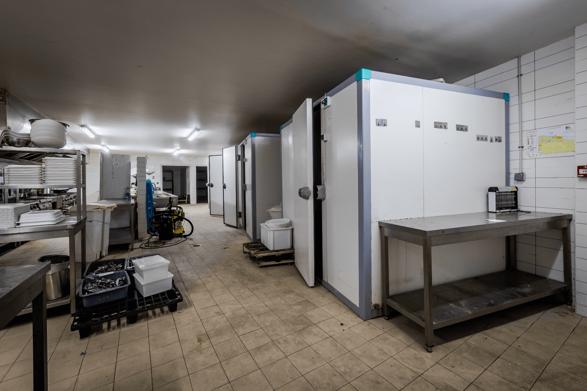 Local commercial 1000m2 Saint-Cyr-l'ecole