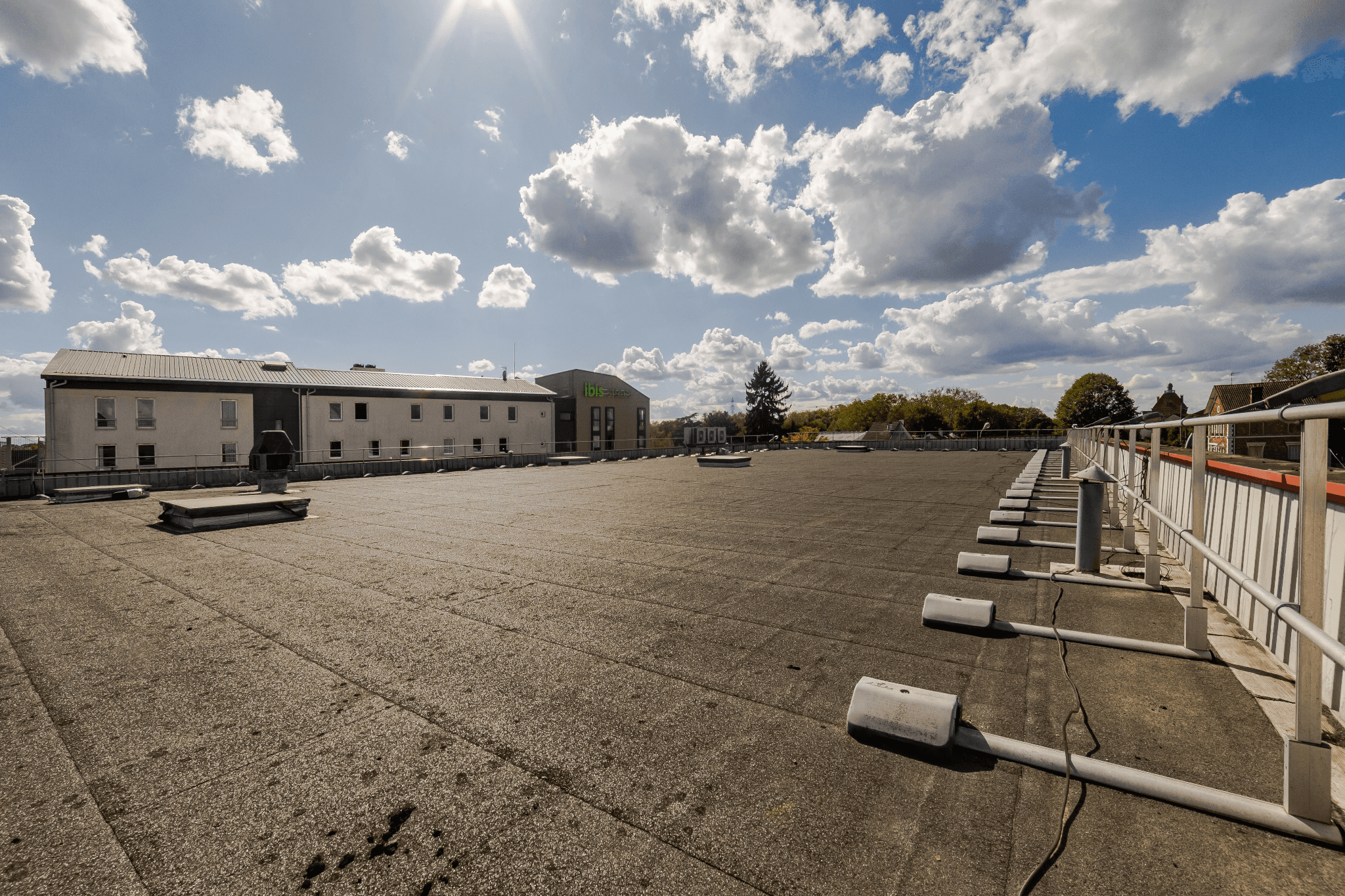 Local commercial 1000m2 Saint-Cyr-l'ecole
